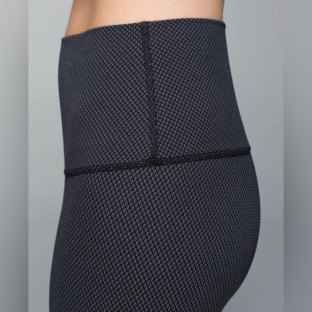 LULULEMON Wunder Under Leggings Roll Down Waist Diamond Dot Black White Size 8 - Picture 4 of 11
